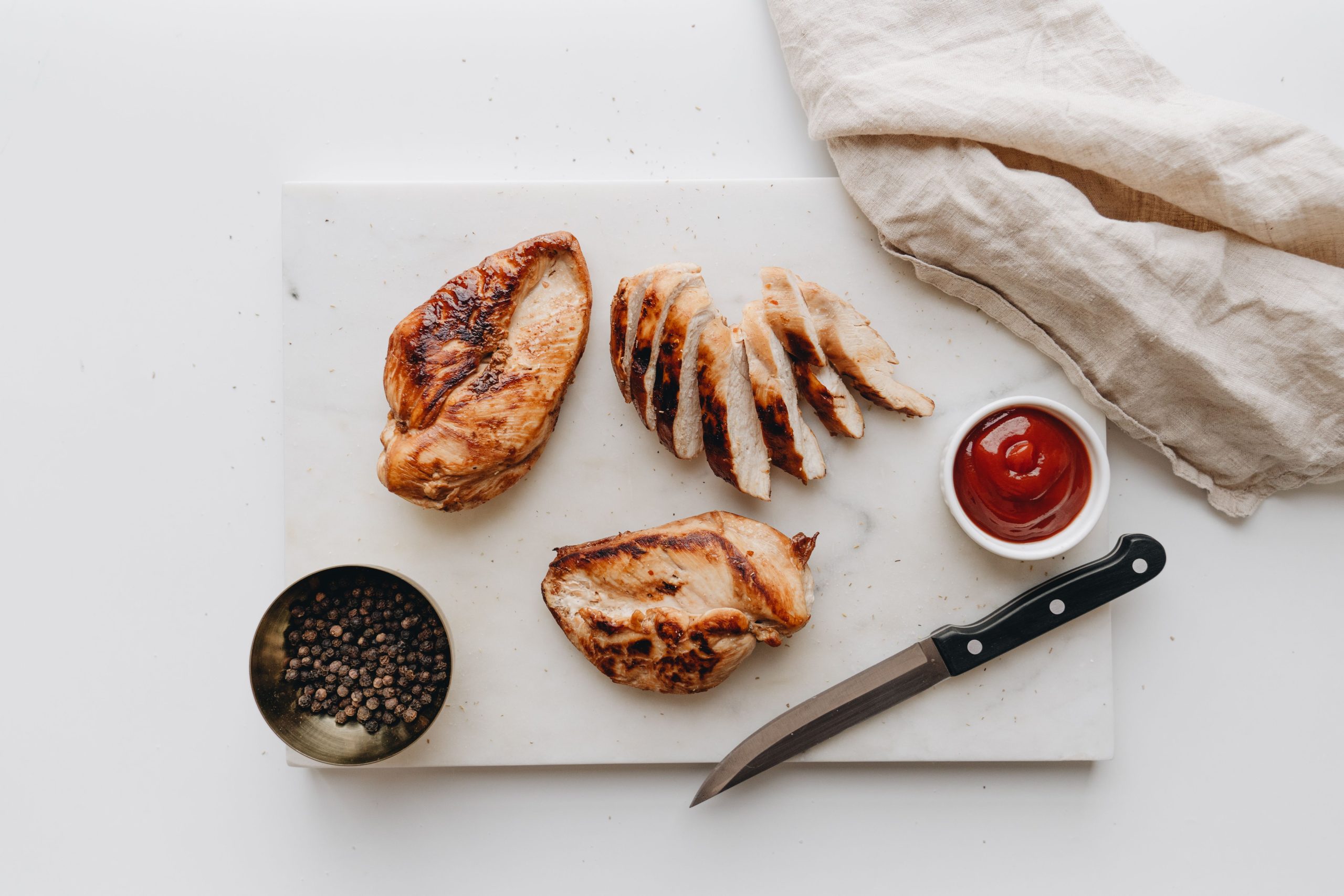 Tranches de poulet grillé sur planche à découper