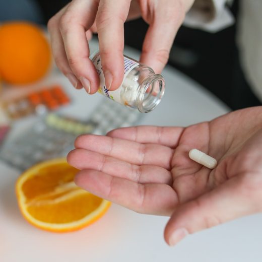 Quand prendre la vitamine C : matin, soir ou pendant le repas ?