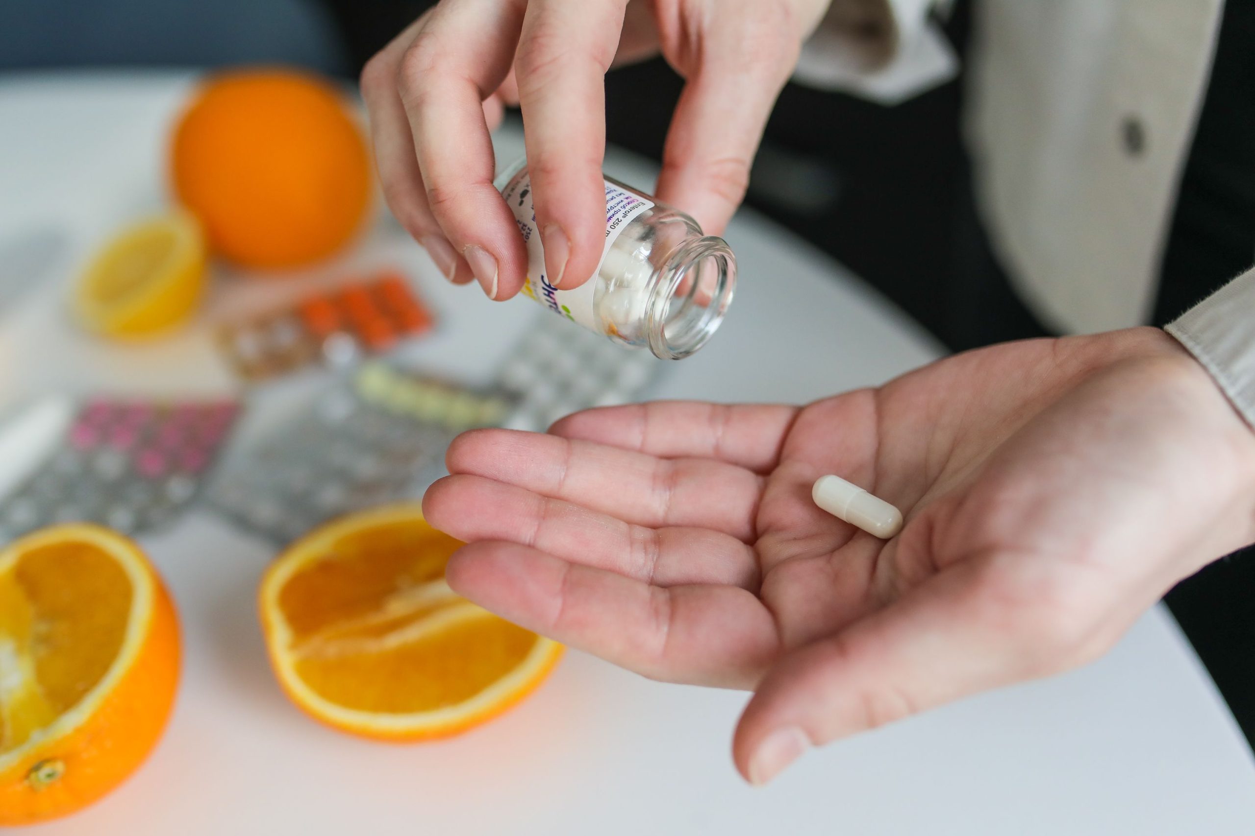 Quand prendre la vitamine C : matin, soir ou pendant le repas ?
