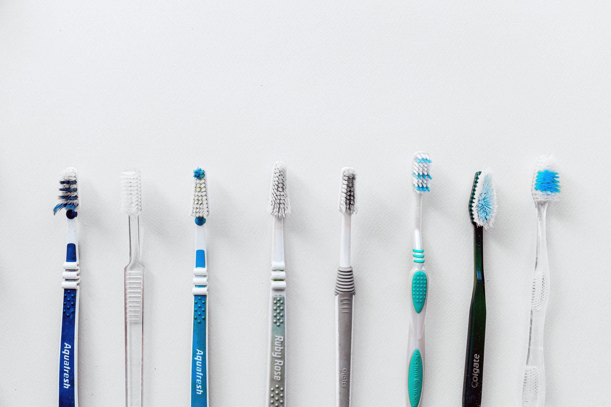 Sélection variée de brosses à dents alignées