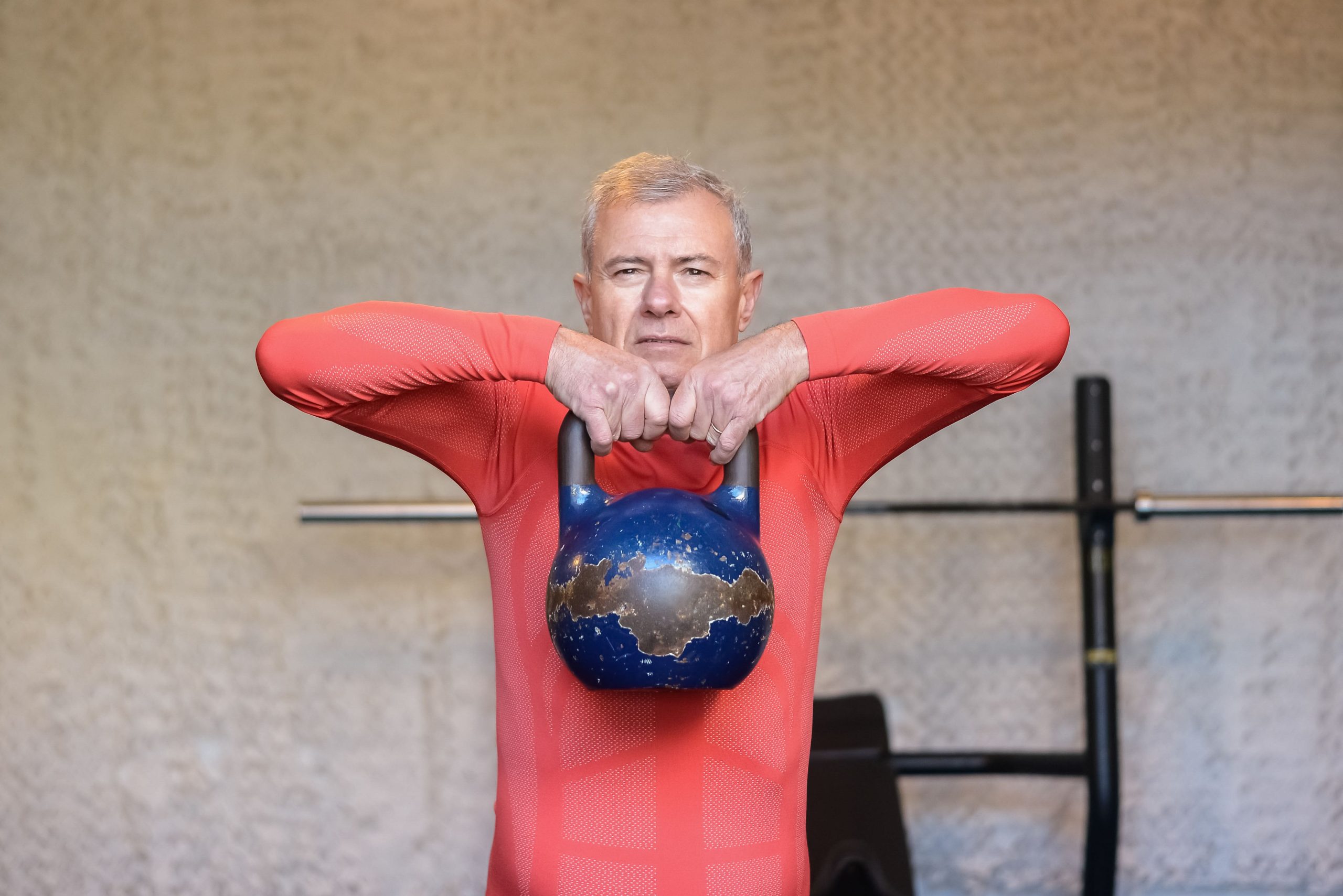 Senior musclé avec kettlebell pour renforcement