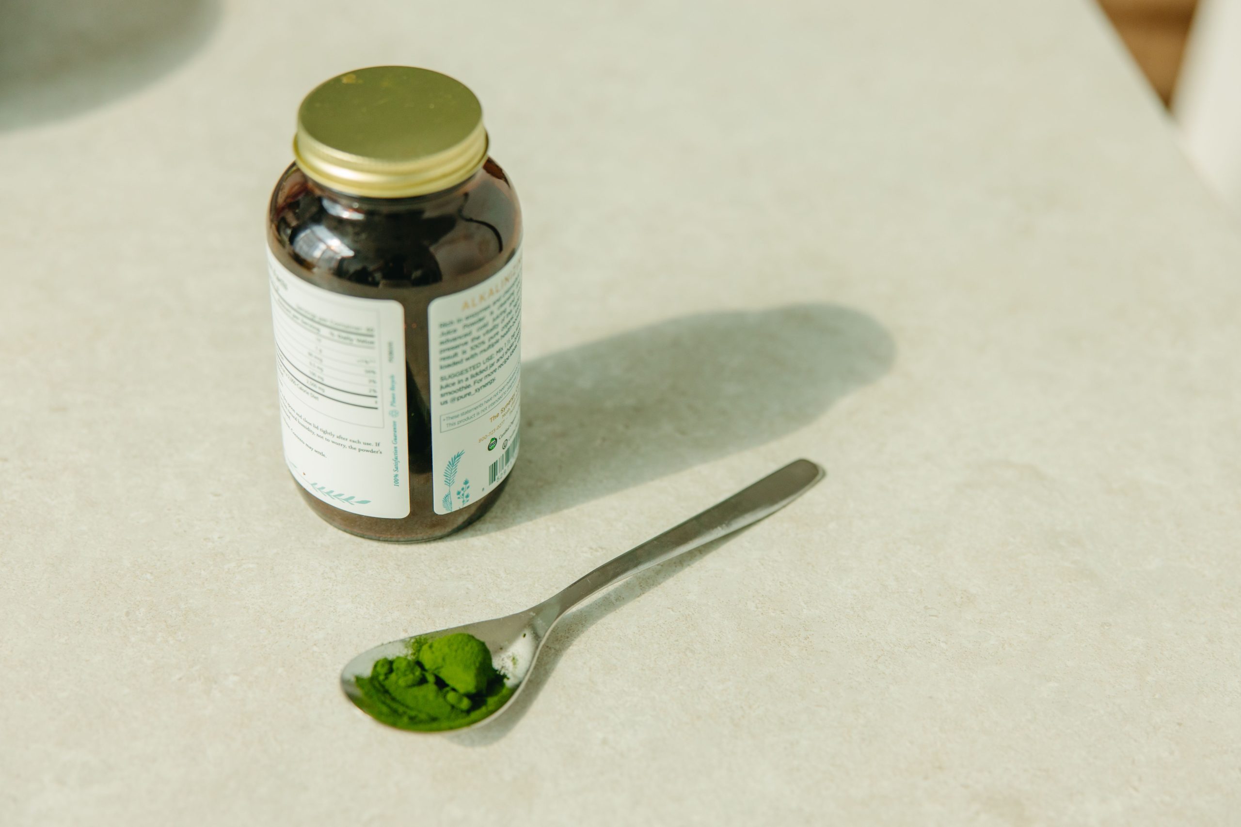 Pot de poudre verte avec cuillere pour bien-etre