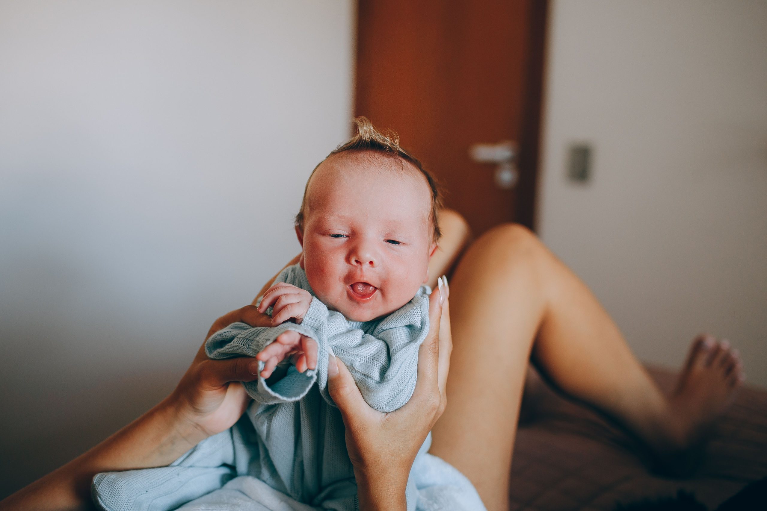 Mère allongée avec son nouveau-né au lit